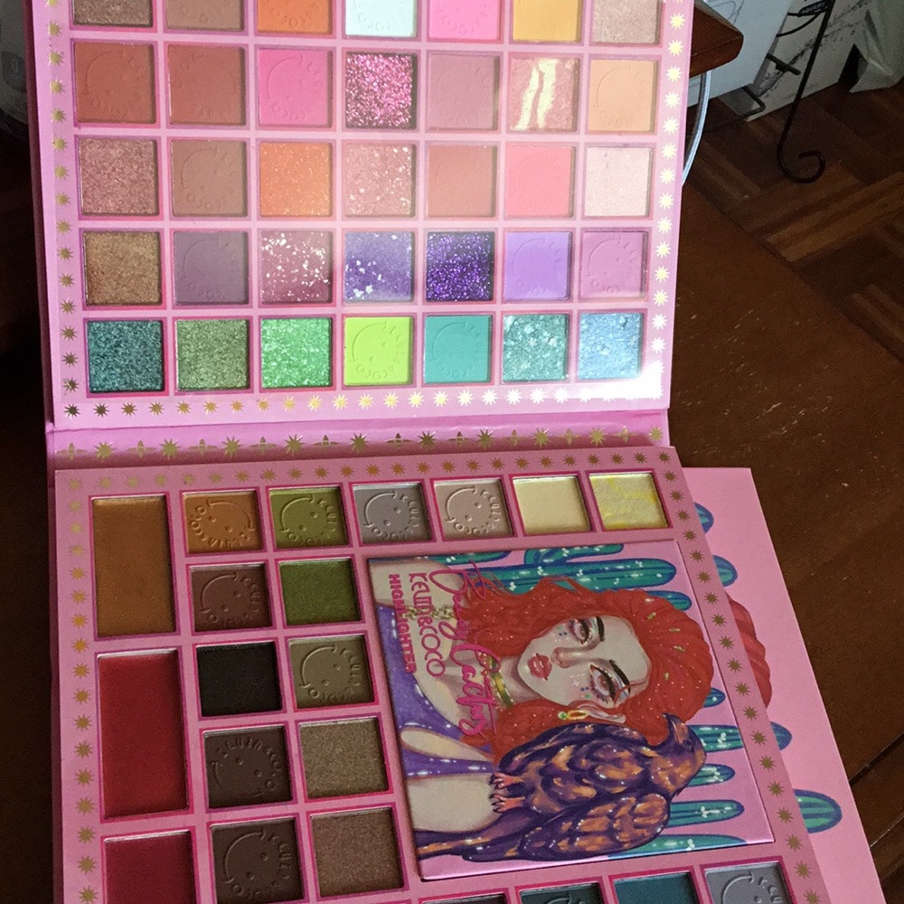 Eyeshadow Palette in Pink with Multi-Colored Shades